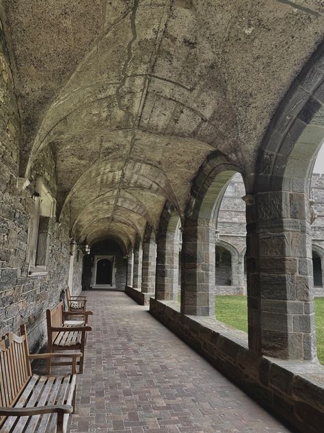 Bryn Mawr College Dorms, Hogwarts Exterior, Hogwarts Scenarios, Bryn Mawr College Aesthetic, Hogwarts Corridor, The Dead Poets Society, School Corridor, Scotland Aesthetic, Boarding School Aesthetic