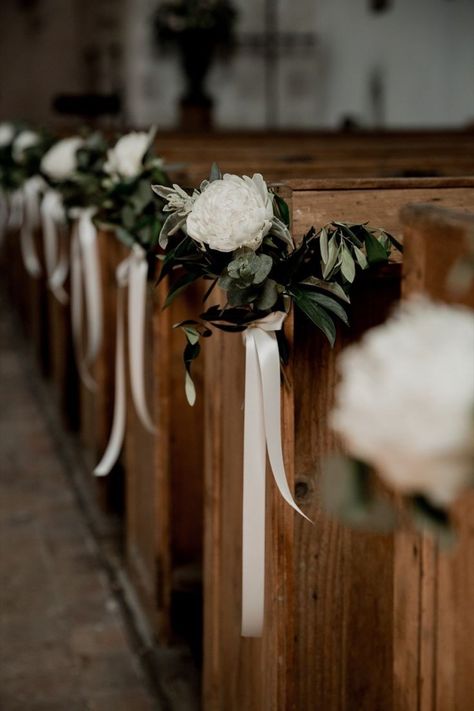 Church Wedding Decorations Aisle, Church Pew Decorations, Simple Church Wedding, Church Aisle Decorations, Pew Flowers, Wedding Church Decor, White Wedding Ceremony, Pew Decorations, Wedding Pews