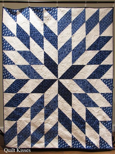 Quilt Kisses: Star of Wonder Blue And Grey Quilt Ideas, Navy And White Quilts, Hunters Star Quilt, Hst Quilts, Quilt Star, Textile Craft, Two Color Quilts, Black And White Quilts, White Quilts