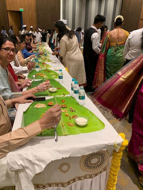 Glimpse of south indian themed “saapad” lunch South Indian Night Wedding, South Indian Wedding Food Ideas, South Indian Wedding Food, South Indian Marriage, South Indian Engagement, Eco Friendly Wedding Decor, Indian Wedding Food, Indian Lunch, Wedding Lunch