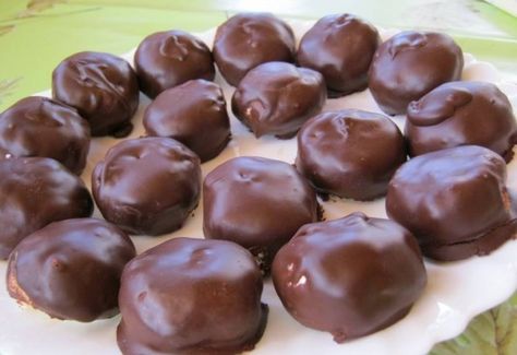 Túró rudi bonbon recept képpel. Hozzávalók és az elkészítés részletes leírása. A túró rudi bonbon elkészítési ideje: 25 perc Energy Bites Healthy, Diet Desserts, Hungarian Recipes, European Food, Eat Dessert First, Healthy Cookies, Slow Food, Fine Food, Healthy Sweets