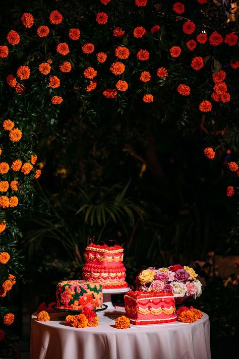 Three different retro wedding cakes for fun and vibrant wedding Wedding With Bright Flowers, Vintage Cake Design, Multiple Wedding Cakes, Palm House Wedding, Retro Wedding Cakes, Sefton Park, Wedding Cakes Ideas, Retro Bridal Showers, Glass House Wedding