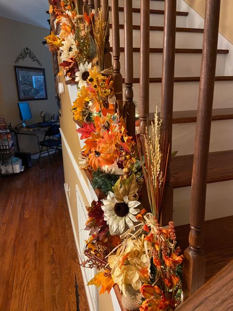 Fall Window Garland, Stair Railing Fall Decorating Ideas, Fall Banister Decorations, Fall Banister Decor, Fall Staircase Decor Railings, Fall Staircase Decor, Colonial Fall Decor, Gate Decoration, Fall Decor Diy Crafts