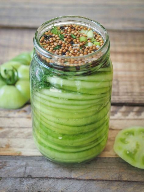 Fermented green tomatoes; Fermented Pickles Jalapeno Relish, Pickled Green Tomatoes, Meals For Three, Fermented Veggies, Fermented Pickles, Fermentation Recipes, Fermented Vegetables, Fermented Drink, Homemade Pickles