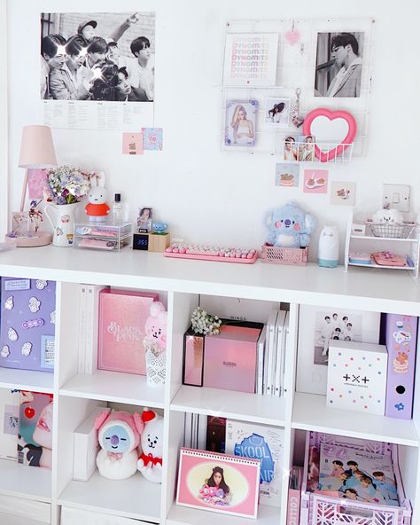 aesthetic kpop room Blackpink Shelf Ideas, K Pop Album Shelf Aesthetic, Cute Kpop Bedroom, Kpop Shelves Aesthetic, Aesthetic Kpop Rooms, Kpop Room Shelf, Kpop Room Aesthetic Shelf, Cute Kpop Room Ideas, Kpop Album Shelf Aesthetic