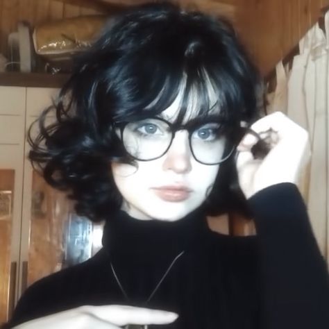 Wavy Short Hairstyle Women, Black Wavy Short Hair, Short Fem Hair, Grunge Black Hair, Dark Academia Haircut, Black Hair Reference, Woman Hair Drawing, Short Girl Aesthetic, Black Glasses Girl