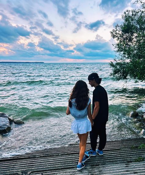 Couple standing holding hands in front of lake, water is calm, sunset background. Aesthetic Lake, Couples Photo, Sunset Summer, Ocean Water, Lake Life, Photography Model, Photo Photography, Summer Activities, Good Vibes