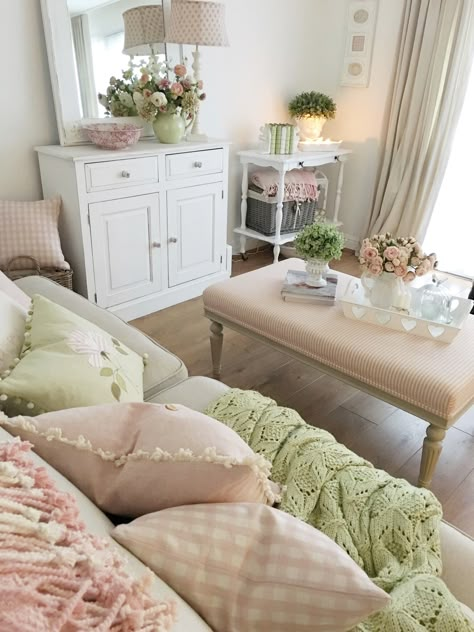 Southern Charm Decor Living Room, Living Room Decor Ideas Modern, Cottagecore Living Room, Princess Cottage, Pretty Bedrooms, Spring Living Room Decor, Susie Watson, Aesthetic 2024, Casa Country