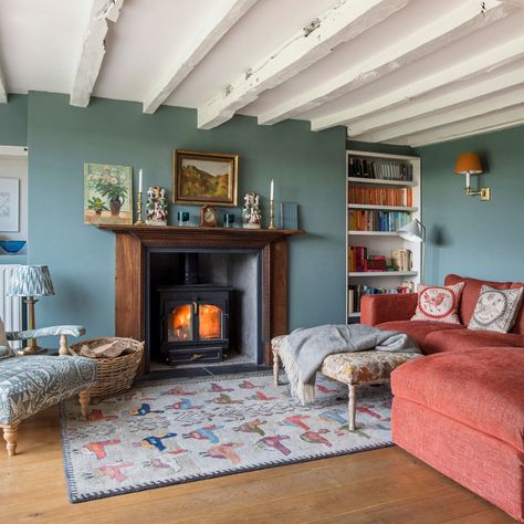 Salons Cottage, Country Living Room Furniture, Design Camino, Arts And Crafts Interiors, Irish Cottage, Country Cottage Decor, Arts And Crafts House, Cottage Living Rooms, Cottage Interior