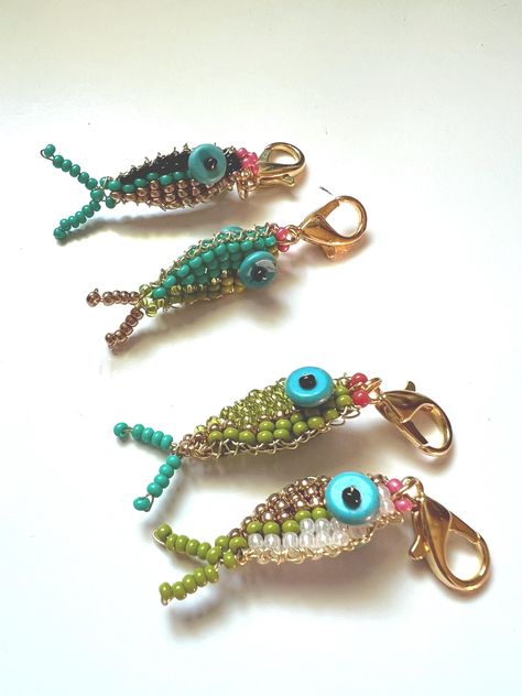 Handmade beaded fish charm with gold plated lobster claw by Brynn Smith-Jenkins a.k.a. I'veBrynnEverywhere on TikTok. the original fish charm girlie 🐠 ❤️ Each fish is made to order-so please allow for processing time. *To personalize your fish friend-please specify what colors you would like you fish to be. currently you can choose from the following bead colors: Bubblegum Pink Hot Pink Black Red White Gold Green/Teal Perriwinkle Matte Green Opaque (Shiny) Green All eyes will be made from the turquoise stone featured in the photos. *🐠Any personalization description left blank will mean you will recieve a fish with colors of my choosing PLEASE NOTE- I am currently traveling and won't be back in the states until the week of September 10, 2024. Any items purchased before then will not be sh Seed Bead Sculpture, Beaded Fish Tutorial, Fish Bead Embroidery, Fish Bead Pattern, Pony Bead Fish, Beaded Fish Pattern, Bead Projects Ideas, Seed Bead Charms, Beaded Fish