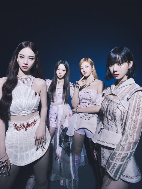 "Metaverse girl group" aespa took over the album charts with their debut EP “Savage.” #aespa #aespaSavage #SMEntertainment Late Night Show, Thanksgiving Day Parade, Clipuri Video, Black Mamba, Kpop Girl Groups, Kpop Groups, K Idols, Karaoke, Pop Group