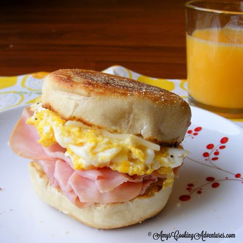 English Muffins Muffin Meals, English Muffin Breakfast, Italian Street Food, Beer Brats, Baked Breads, Eggs Breakfast, English Muffins, Anthony Bourdain, English Muffin