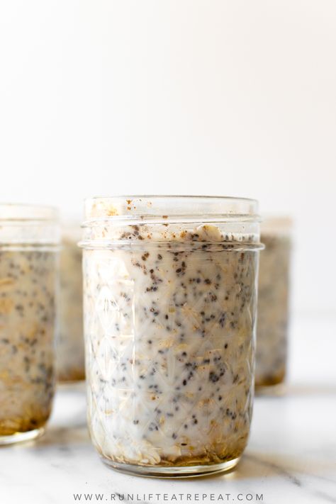 These overnight oats have just 6 ingredients and easy to prep ahead of time for those busy weeks. There's no better way to start your morning than with a healthy and balanced breakfast. Overnight Oat And Chia Pudding, Overnight Oats Plain, Overnight Oats For A Crowd, The Best Overnight Oats, Overnight Chia Oats, Healthy Breakfast Prep, Overnight Oats Simple, Oats Overnight, Overnight Oats Recipe Easy