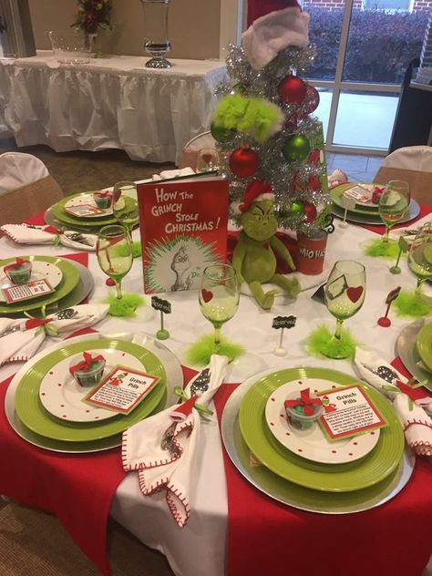 Lov 🌲 Grinch Christmas Table Decor, Grinchmas Table Setting, Grinch Table Setting Dining Rooms, Grinch Xmas Decorations Diy, Grinchmas Decorations Grinch Party, The Grinch Table Decorations, Grinch Theme Table, Grinchmas Table Decor, Grinch Party Table Decorations