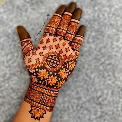 Simple And Beautiful Mehndi Designs, Mehendi Brides, Aesthetic Mehndi Designs, Mehndi Designs For Back Hand, Mehndi Designs For Back, Engagement Mehendi, Aesthetic Mehndi, Peacock Mehndi Designs, Back Hand Mehndi Design