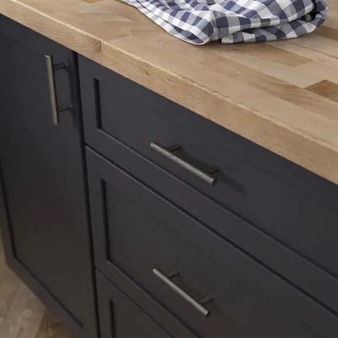 Whether you're remodeling your kitchen or bathroom, hardware is one area you shouldn’t overlook. If you have black cabinetry, here are some of the best hardware options. Black Hardware Kitchen, Navy Kitchen Cabinets, Black Kitchen Countertops, Black Cabinet Hardware, Black Kitchen Island, Kitchen Pulls, Black Kitchen Cabinets, Old Cabinets, Kitchen Cabinet Hardware