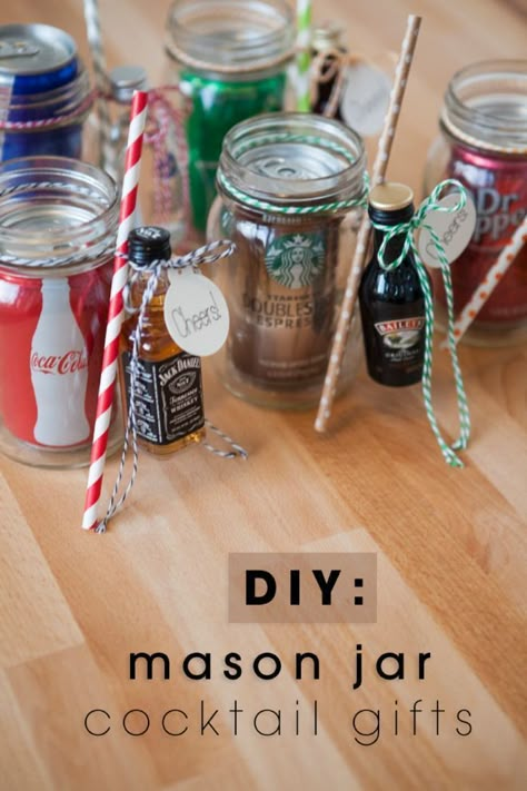 DIY // Cocktail Mason Jar Gifts - so freaking cute!! Perfect for bridesmaids and groomsmen or holiday gifts! Jar Cocktail Gifts, Mason Jar Cocktail Gifts, Best Christmas Cocktails, Mason Jar Cocktails, Best Summer Cocktails, Mason Jar Gift, Diy Cocktails, Mason Jar Projects, Gifts In A Jar