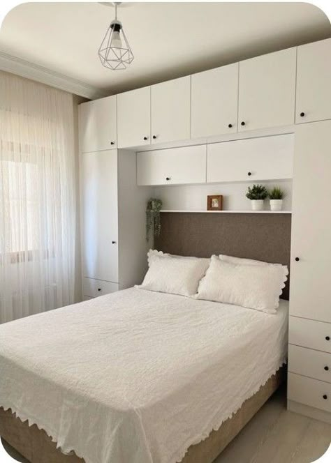 Built In Wardrobe Small Bedroom, Matrimonial Bedroom Ideas, Wardrobe Design Small Bedroom, Small Bedroom With Wardrobe, Compact Bedroom Ideas, Bedroom Bedside Table Ideas, Bedroom Design Minimalist, Bedroom Layouts For Small Rooms, Bedside Table Ideas