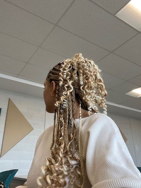 Knotless Braids For Summer, Blond Braids With Curls, Braids With Long Curls, Blonde And Black Hair Braids, White Braided Hairstyles, Brown And Blonde Braids With Curls, Blonde Knotless Box Braids With Curls, Black Girls With Blonde Braids, Blonde Knotless Braids With Curls