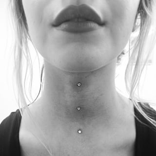 In a line on your neck. | 26 Strikingly Unconventional Body Piercings To Try Nape Piercing, Chest Piercing, Neck Piercing, Piercing Bouche, Microdermal Piercing, Surface Piercing, Face Piercings, Piercing Cartilage, Cool Piercings