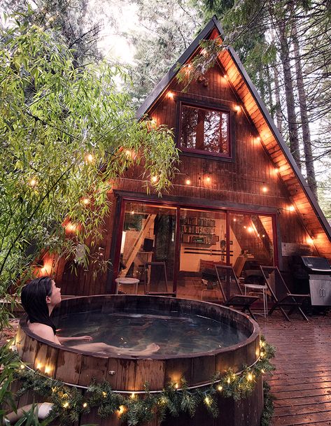 Fairy Lights Decor Bedroom, Log Cabin Lighting, Cozy Cabin In The Woods, Bedroom Ideas Romantic, Fairy Lights Decor, Fairy Lights Bedroom, Cabin Exterior, Cabin Lighting, Little Cabin