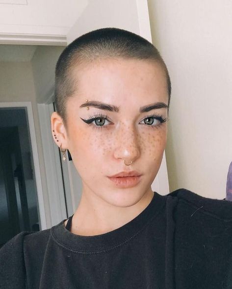 Buzzed Hair Women, Shaved Hair Women, Shaved Heads, Girls With Shaved Heads, Shaved Head Women, Buzzed Hair, Shave My Head, Bald Girl, Woman Shaving