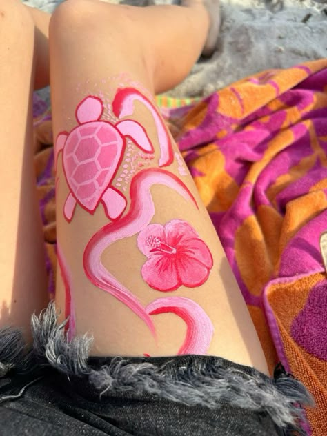 Paint Leg Ideas, Fun Leg Tattoos, Preppy Leg Painting, Fourth Of July Leg Painting Ideas, Leg Face Paint, Painted Legs Body Art, Summer Vibes Painting Ideas, Painting On Legs Ideas Summer, Painting On Your Leg