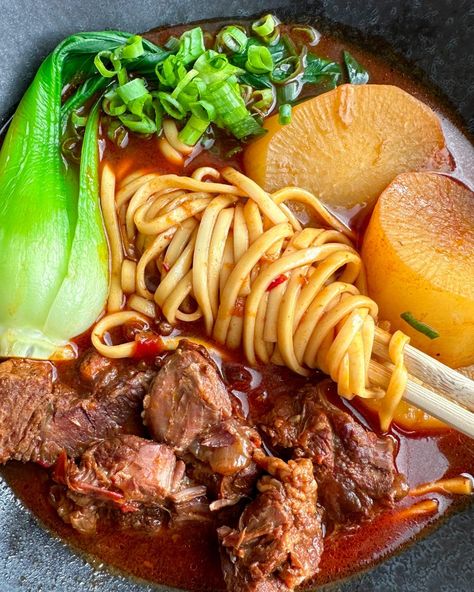 Instant Pot Taiwanese Beef Noodle Soup (紅燒牛肉麵) Chuck Roast Pressure Cooker, Braised Beef Noodle Soup, Taiwanese Beef Noodle Soup, Chinese Beef, Rice Noodle Soups, Beef Noodle Soup, Easy Asian Recipes, Things To Eat, Asian Noodles