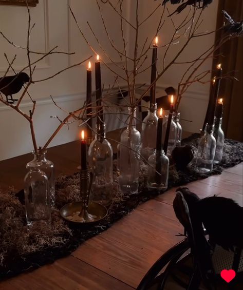 Classy Halloween Party, Witches Halloween Party, Halloween Table Settings, Netflix Horror, Classy Halloween, Horror Series, Halloween Tablescape, Halloween Party Dinner, Halloween Table Decorations