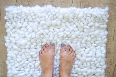 Make a DIY Bathroom Rug in 1 Hour or Less | Curbly Chunky Yarn Rug Diy, Yarn Rugs Diy How To Make, Diy Rugs Easy Large, Chunky Yarn Rug, Diy Bathroom Rug Bath Mats, Diy Bathroom Mat, Diy Bathroom Rug, Diy Bathroom Paint, Diy Bath Mat