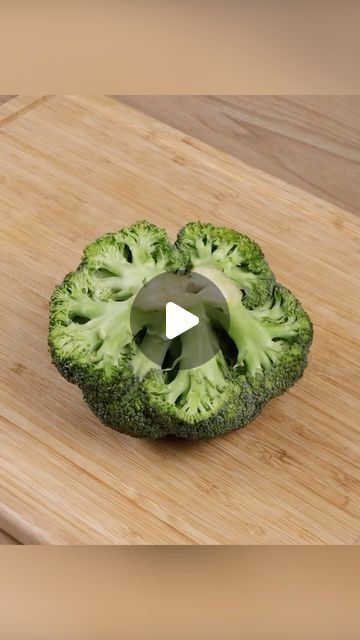 yummakers on Instagram: "Baked broccoli. So you never did" Best Broccoli Recipe, Fedtforbrændende Mad, Vegetable Dishes Recipes, Baked Broccoli, Broccoli Dishes, Broccoli Bake, Meat Free Recipes, Tasty Vegetarian Recipes, Food Garnishes