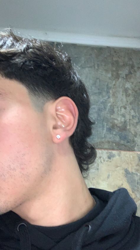 Single Ear Piercing Men, Mens Lobe Piercing, Men Ears Pierced, Ear Piercing Ideas For Men, Men Earings Piercings, Men’s Earrings Aesthetic, Mens Earrings Aesthetic, Earrings Men Aesthetic, Guys With Earrings