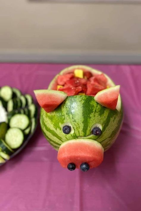 Pig Watermelon, Watermelon Pig, Fruits Decoration, Fruit Creations, Fruit Platter Designs, Decorações Com Comidas, Food Art For Kids, Watermelon Carving, Food Sculpture