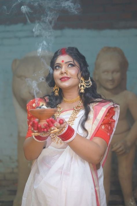 Bengali Durga Puja Look, Bengali Saree Poses, Bengali Look Saree, Bengali Look For Durga Puja, Bengoli Pose, Bengali Girl Aesthetic, Bengali Outfit, Bengali Photoshoot, Bengali Durga Puja