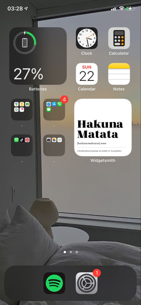 Easy Widget Ideas, Easy Home Screen Layout, Simple Ios 15 Homescreen Ideas, Simplistic Iphone Layout, Homescreen Ideas Simple Iphone, Homescreen Basic Layout, Simple Ios 16 Wallpaper, Simple Layout Iphone, Simple Iphone Home Screen Layout