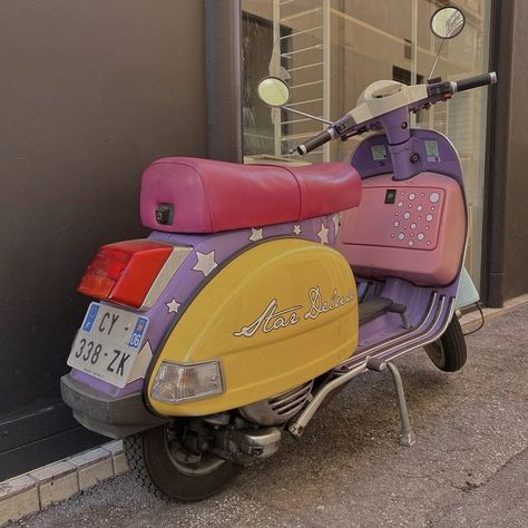 Cute Vespa, Cute Scooter, Motos Vintage, Bee And Puppycat, Pretty Cars, Future Car, Vroom Vroom, Cute Cars, Retro Cars