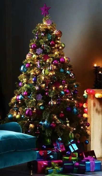 45+ Creative Christmas Tree Themes & Ideas for 2023 - HubPages Christmas Tree Colour Scheme, Jeweled Christmas Trees, Peacock Christmas, Jeweled Christmas, Creative Christmas Trees, Elegant Christmas Trees, Personalised Christmas Baubles, Christmas Tree Inspiration, Purple Christmas