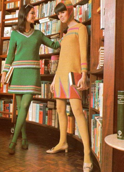 #Sixties | Fashion Swinging Sixties Fashion, Knitted Winter Dress, Vogue Vintage, 60s 70s Fashion, 60s And 70s Fashion, Fashion 1960s, Swinging Sixties, Colored Tights, Sixties Fashion