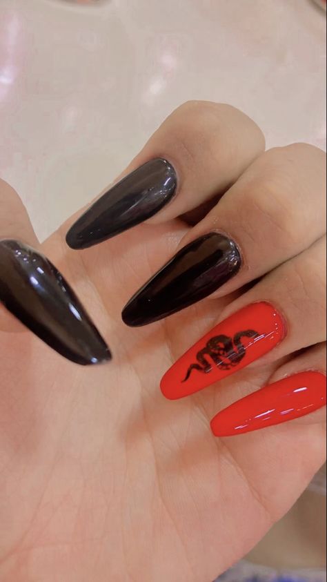 Red Snake Nails Designs, Red Nails Snake, Red Snake Nails, Snake Nail Art, Snake Skin Nails, Gel Polish Designs, Animal Nail Art, Animal Print Nails, Dark Nails