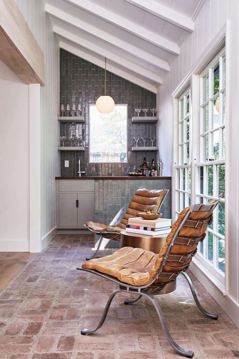 Before & After: A Former Miss America’s Beverly Hills House, Transformed Simo Design, Farmhouse Sunroom Ideas, Modern Farmhouse Sunroom, Sunroom Design Ideas, Farmhouse Sunroom, Sunroom Makeover, Cozy Modern Farmhouse, Sunroom Decor, Mindful Gray