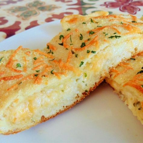 Easy, Breezy, Cheesy Stuffed Bread (Domino's® Copycat Recipe) | "This cheesy stuffed bread is crispy on top, chewy inside and very cheesy, but beware... it's very dangerous. You can get addicted! " Cheesy Bread Recipe, Bread Dough Recipe, Stuffed Bread, Cloud Bread, Cheesy Bread, Copycat Restaurant Recipes, Bread Biscuits, Easy Cheesy, Crumbled Bacon