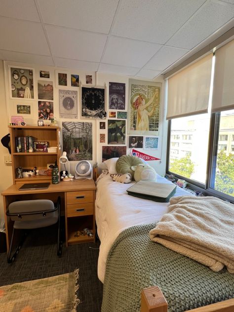 Dorm Room Desk Setup, Vintage Dorm Room Aesthetic, Vintage Dorm Room Ideas, Single Dorm Room Ideas, Dorm Inspo Cozy, College Dorm Room Ideas Aesthetic, Vintage Dorm, Uni Dorm, Minimalist Dorm