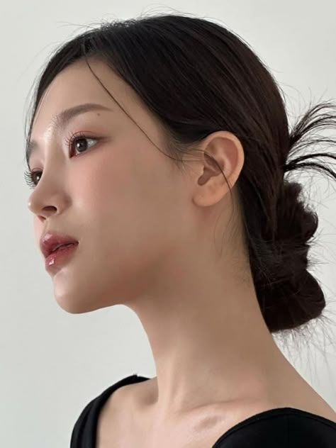 Korean low bun hairstyle Hair Ideas For Photoshoot, Airport Hairstyles, High Bun Tutorials, Korean Bun, Hime Haircut, Low Messy Bun, Haircut Bangs, Hush Cut, Shaggy Haircut