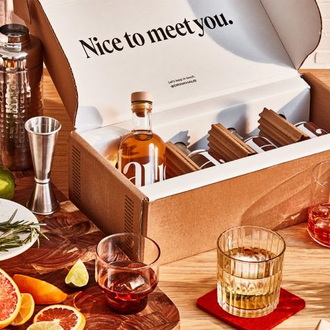 12 Cocktail Kits That'll Bring Out Your Inner Bartender Gift Set Packaging Ideas, Packaging Design Coffee, Cocktail Tasting, Packaging Design Creative, Blaze Pizza, Coffee Packaging Design, Boxed Wine, Tequila Gift, Wine Business