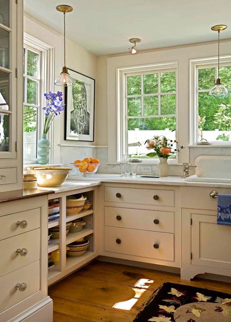 Cream Kitchen Cabinets, Cape Style Homes, Kitchen Cabinet Trends, White Cupboards, Cream Kitchen, Kitchen Transformation, Kitchen Images, Kitchen Design Trends, Modern Kitchen Cabinets