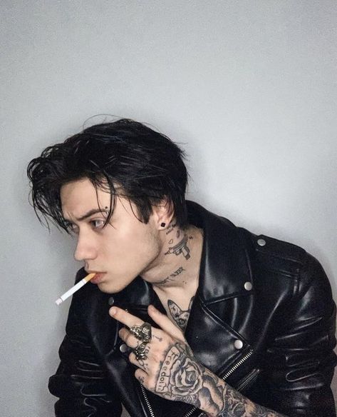 Edgy Boys, Male Pose Reference, Grunge Guys, Bad Boy Aesthetic, Boy Tattoos, Corte De Cabelo Masculino, Male Poses, Pose Reference Photo, Boy Hairstyles