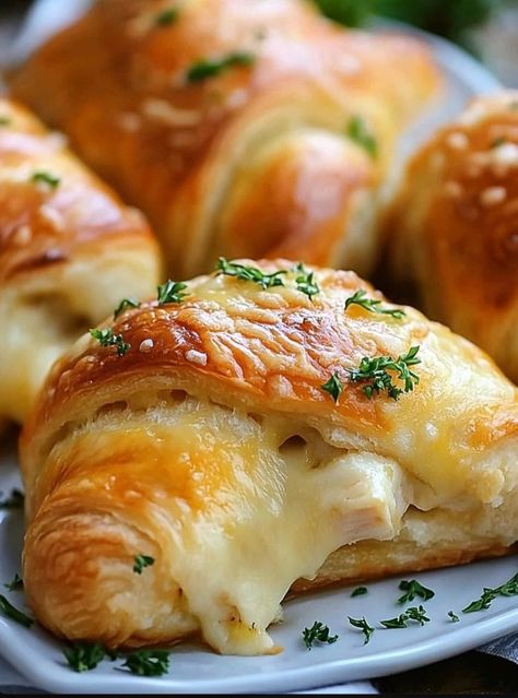 Chicken Alfredo Crescent Rolls, Chicken Spinach Roll Ups Recipe, Baked Stuffed Chicken Crescent Rolls, Chicken Alfredo Stuffed Crescent Rolls, Chicken Stuffed Croissants, Savory Crescent Rolls, Easy Chicken Crescent Roll Recipes, Dinner Using Crescent Rolls, Croissant Recipe Dinner