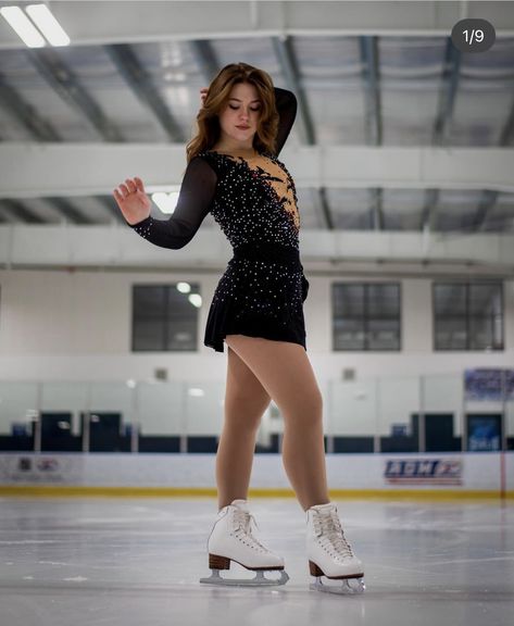 Figure Skating Senior Pictures, Figure Skating Photography Poses, Figure Skating Senior Pictures Ideas, Ice Skater Poses, Figure Skating Photoshoot, Ice Skating Poses Reference, Ice Skating Poses, Female Figure Skater Aesthetic, Skating Photoshoot