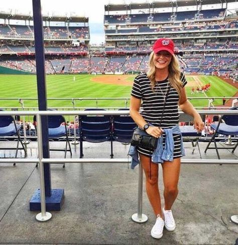 The 5 Baseball Outfit Looks That'll Make You Want To Go To A Game Women Baseball Outfit, Braves Game Outfit, Baseball Jersey Outfit Women, Soccer Game Outfits, Baseball Cap Outfit Spring, Ball Cap Outfit, Baseball Mom Outfits, Baseball Jersey Outfit, Baseball Hat Outfit