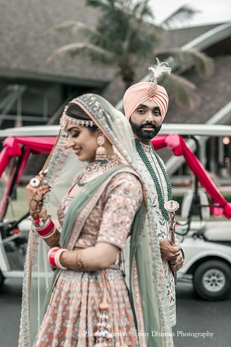 Indian Wedding Photoshoot Ideas, Indian Wedding Photoshoot, Wedding Poses Ideas, Marriage Poses, Bride Groom Photoshoot, Punjabi Wedding Couple, Bride Groom Poses, Coordinated Outfits, Indian Bride Photography Poses